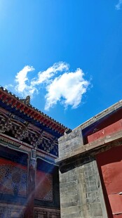 青海湖茶卡盐湖塔中式古建筑一角