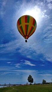 青海湖茶卡盐蓝天下的彩色热气球