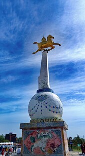 青海独特艺术雕塑天空下的风景