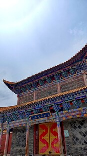 中式古建筑绚丽彩绘大门