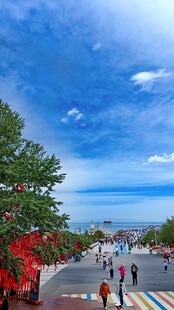 青海湖茶卡海边多彩步道上的行人