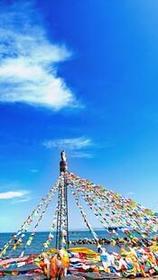 青海湖茶卡海边多彩许愿风铃景观