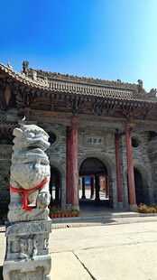 青海湖茶卡中式古建筑前的石狮子