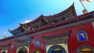 中式古建筑红墙飞檐风采