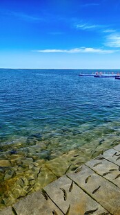 海边石砌岸澄澈海水蓝天