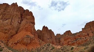 青海湖茶卡盐湖壮丽红色峡谷景观