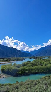 西藏拉萨布壮丽山河间的清澈河流