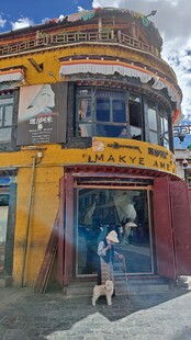 西藏拉萨布藏式风格建筑前的行人