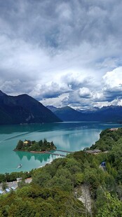 西藏拉萨布梦幻湖景中的翠绿岛屿