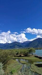 西藏拉萨布达拉美丽山间湖泊风景