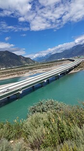 西藏拉萨布青山绿水间的宏伟桥梁