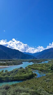 西藏拉萨布青山绿水间的蜿蜒河流