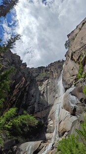 西藏拉萨布达拉羊湖山间瀑布美景