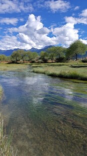 西藏拉萨布达拉羊湖宁静河畔风光