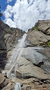 西藏拉萨布达拉羊湖山间飞瀑景观