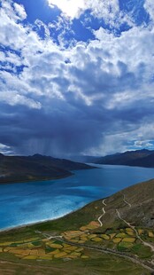 西藏拉萨布达壮丽湖景与蓝天白云