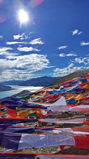 西藏拉萨五彩经幡装点的高原风光