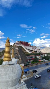 西藏拉萨街景中的佛塔与建筑