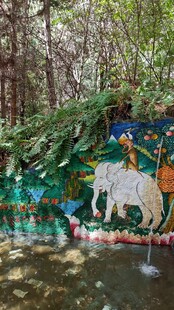 西藏拉萨布达拉羊湖林间彩绘牛景