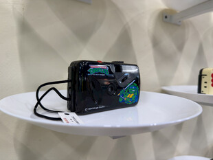 复古相机展示于白色平台