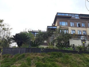 山坡上的多层住宅建筑