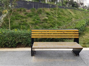 户外木质长椅静享自然