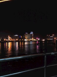 城市夜景下的璀璨水面 厦门