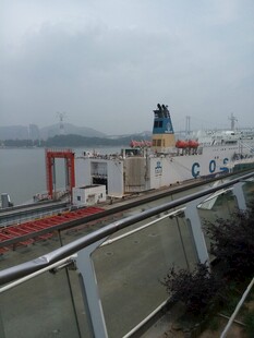 港口边的船只与铁路设施 厦门