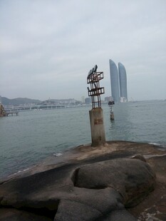 海边独特雕塑与远处高楼 厦门