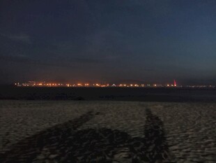 夜幕下的海滩与城市灯火 厦门鼓