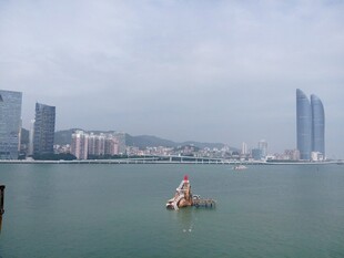 海滨城市景观与海中雕塑 厦门