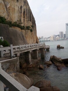 厦门鼓浪屿 海边石桥与城市远景