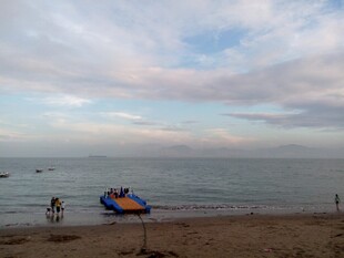  厦门鼓浪海边沙滩上的休闲时光