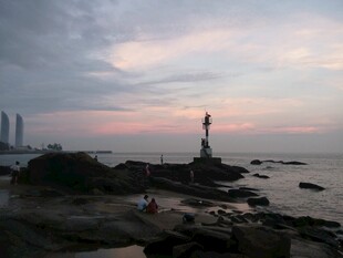 厦门鼓浪屿海边日落时的孤独灯塔