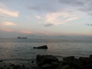 海边黄昏时的船只与礁石 厦门