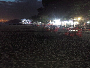 厦门鼓浪屿夜晚沙滩上的璀璨灯火