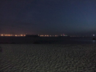 厦门夜晚沙滩上的远方灯火