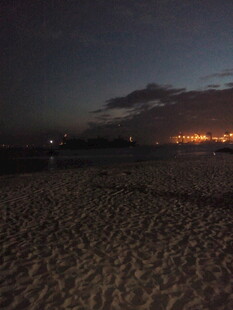 夜幕下的沙滩与远方灯火 厦门 