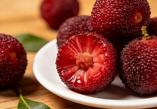 咬了一口的杨梅