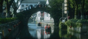 江南水乡拱桥下的船只