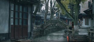 江南水乡小巷雨中景致