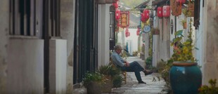 小巷中休憩的人