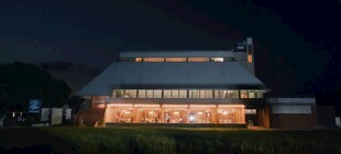 夜晚灯火通明的现代建筑