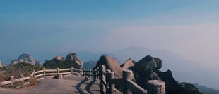 山顶游客赏景瞬间