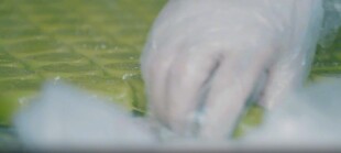 医护人员专注进行实验操作