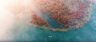 空中俯瞰五彩斑斓的水域