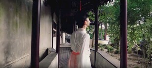 古风女子于廊间优雅伫立