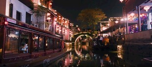 夜晚热闹的河畔街市景象