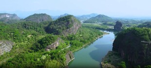 青山绿水间的秀丽河谷