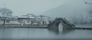 水墨风格湖上石拱桥美景